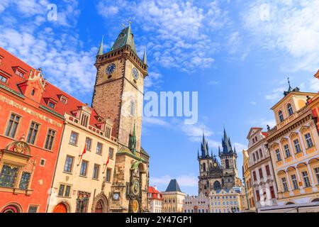 Prag, Tschechische Republik. Tyn-Kathedrale und Uhrturm. Stockfoto