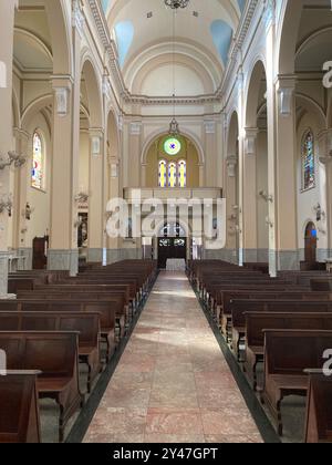 Stadt Santos, Brasilien. Das makellose Herz von Mary Parish. Hauptkorridor der katholischen Kirche. Stockfoto