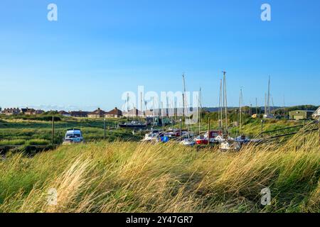 Boote im Dock an der Flussmündung des Flusses exe in Uphill, Weston-Super-Mare, Großbritannien am Sommerabend in der goldenen Stunde mit blauem Himmel Stockfoto