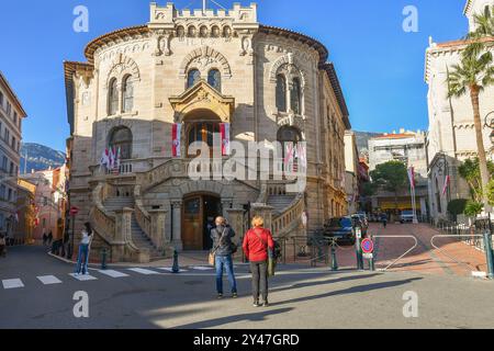 Der Justizpalast (1924), Sitz des Obersten Gerichtshofs des Mikrostaates an der französischen Riviera, mit Touristen, Monaco, Fürstentum Monaco Stockfoto