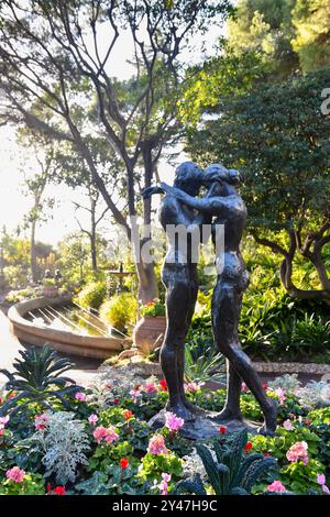 Die Skulptur „Einladung“ von Kees Verkade in den St. Martin Gärten (1816), mit mediterranen und exotischen Pflanzen, Monaco Ville, Fürstentum Monaco Stockfoto