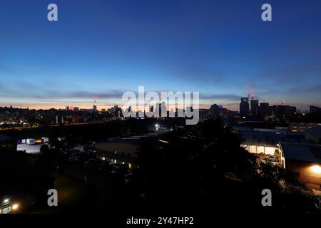 Blick über das Stadtzentrum von Leeds bei Sonnenaufgang Stockfoto