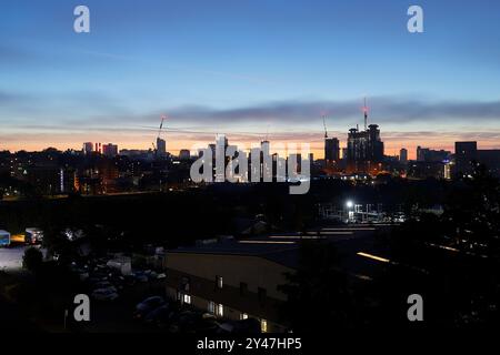 Blick über das Stadtzentrum von Leeds bei Sonnenaufgang Stockfoto