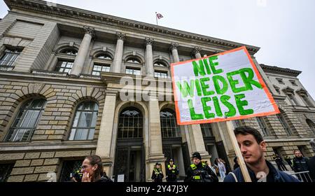 Berlin, Deutschland. September 2024. Musikschullehrer, Schüler und Eltern protestieren vor dem Repräsentantenhaus mit einem Poster mit der Aufschrift "nie wieder still". Hintergrund der Demonstration ist ein Urteil des Bundessozialgerichts aus dem Jahr 2022, wonach kostenpflichtige Verträge für regelmäßig beschäftigte Musikschullehrer nicht mehr möglich sind. Quelle: Jens Kalaene/dpa/Alamy Live News Stockfoto