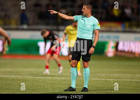 Rotterdam, Niederlande. September 2024. ROTTERDAM, NIEDERLANDE - 16. SEPTEMBER: Schiedsrichter Jeroen Manschot gibt beim niederländischen Keuken Kampioen Divisie Spiel zwischen Excelsior Rotterdam und VVV Venlo im Van Donge & de Roo Stadion am 16. September 2024 in Rotterdam, Niederlande. (Foto von Hans van der Valk/Orange Pictures) Credit: Orange Pics BV/Alamy Live News Stockfoto