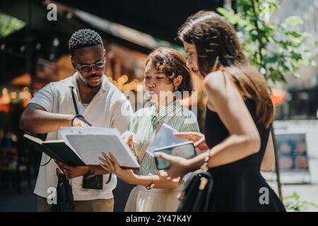 Multikulturelle Geschäftspartner diskutieren Finanzstatistiken und Strategien für das Marktwachstum im Freien Stockfoto