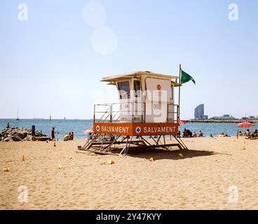 Wachturm am Strand in La Barceloneta (Platja de la Barceloneta), Barcelona, Spanien Stockfoto