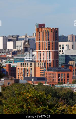 Das Candle House & Leeds Town Hall im Stadtzentrum von Leeds, West Yorkshire, Großbritannien Stockfoto