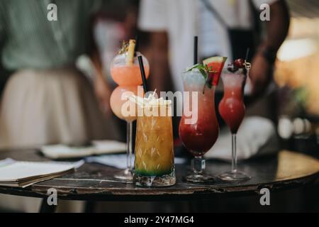 Eine Gruppe multikultureller Geschäftsleute genießt farbenfrohe Cocktails Stockfoto