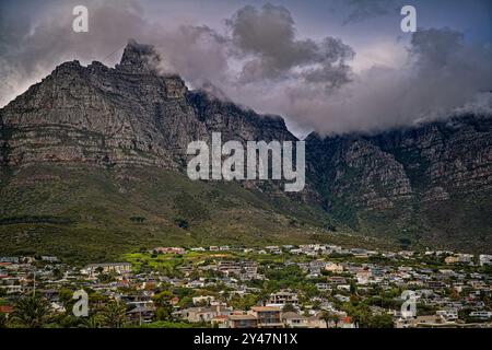 Kapstadt, Südafrika – 6. Mai 2023. Ein Foto mit Blick über Kapstadt Südafrika am Fuße des Tafelbergs. Stockfoto