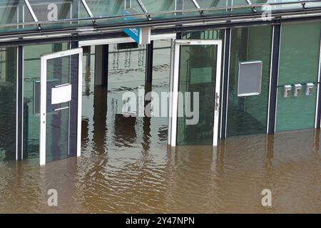 Dresden - Hochwasser-Situation an der Elbe spitzt sich zu: Alarmstufe 3 soll am Dienstag erreicht werden 16.09.2024 gegen 17 Uhr Stadtgebiet Dresden der Hochwasserpegel der Elbe ist in den vergangenen Stunden langsam weiter angestiegen. Am Montagabend lag die Wasserhöhe bei 5,75 Metern und damit noch in der Hochwasser-Alarmstufe 2. Alarmstufe 3 sollte aber schon am Dienstag erreicht werden. Diese gilt ab sechs Metern. An mehreren Stellen ist das Wasser über die Ufer getreten - unter anderem am bekannten Terrassenufer in der Dresdner Altstadt. Stadt und Feuerwehr in Dresden sind mit dem Verla Stockfoto