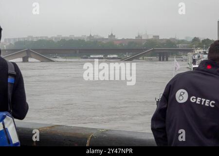 Dresden - Hochwasser-Situation an der Elbe spitzt sich zu: Alarmstufe 3 soll am Dienstag erreicht werden 16.09.2024 gegen 17 Uhr Stadtgebiet Dresden der Hochwasserpegel der Elbe ist in den vergangenen Stunden langsam weiter angestiegen. Am Montagabend lag die Wasserhöhe bei 5,75 Metern und damit noch in der Hochwasser-Alarmstufe 2. Alarmstufe 3 sollte aber schon am Dienstag erreicht werden. Diese gilt ab sechs Metern. An mehreren Stellen ist das Wasser über die Ufer getreten - unter anderem am bekannten Terrassenufer in der Dresdner Altstadt. Stadt und Feuerwehr in Dresden sind mit dem Verla Stockfoto