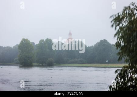 Hochwasser-Situation an der Elbe spitzt sich zu: Alarmstufe 3 soll am Dienstag erreicht werden 16.09.2024 gegen 17 Uhr Stadtgebiet Dresden der Hochwasserpegel der Elbe ist in den vergangenen Stunden langsam weiter angestiegen. Am Montagabend lag die Wasserhöhe bei 5,75 Metern und damit noch in der Hochwasser-Alarmstufe 2. Alarmstufe 3 sollte aber schon am Dienstag erreicht werden. Diese gilt ab sechs Metern. An mehreren Stellen ist das Wasser über die Ufer getreten - unter anderem am bekannten Terrassenufer in der Dresdner Altstadt. Stadt und Feuerwehr in Dresden sind mit dem Verlauf der vor Stockfoto