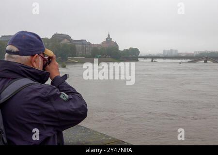 Dresden - Hochwasser-Situation an der Elbe spitzt sich zu: Alarmstufe 3 soll am Dienstag erreicht werden 16.09.2024 gegen 17 Uhr Stadtgebiet Dresden der Hochwasserpegel der Elbe ist in den vergangenen Stunden langsam weiter angestiegen. Am Montagabend lag die Wasserhöhe bei 5,75 Metern und damit noch in der Hochwasser-Alarmstufe 2. Alarmstufe 3 sollte aber schon am Dienstag erreicht werden. Diese gilt ab sechs Metern. An mehreren Stellen ist das Wasser über die Ufer getreten - unter anderem am bekannten Terrassenufer in der Dresdner Altstadt. Stadt und Feuerwehr in Dresden sind mit dem Verla Stockfoto