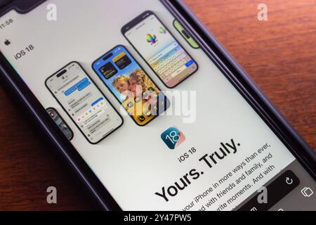 Die IOS 18-Website wird auf einem iPhone-Bildschirm angezeigt. IOS 18 ist das neueste iPhone-Betriebssystem mit verbesserter Anpassbarkeit und KI-Funktionen Stockfoto