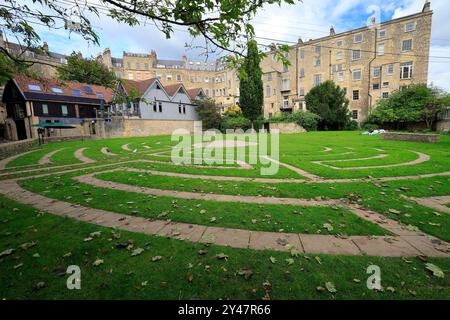 Zentrales Mosaikrondel am Beazer Garden Maze (Labyrinth), Bath nahe Pulteney Bridge, Bath, England, Großbritannien. Vom September 2024. Stockfoto