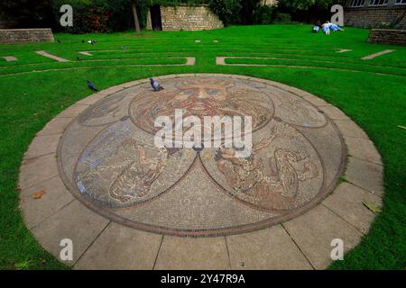 Zentrales Mosaikrondel am Beazer Garden Maze (Labyrinth), Bath nahe Pulteney Bridge, Bath, England, Großbritannien. Vom September 2024. Stockfoto