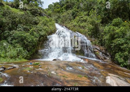 Mato Limpo Wasserfall. Natürliche Schönheit in den Bocaina Bergen (Serra da Bocaina). Cunha - Paraty Road. Ehemaliger goldener Pfad oder Königsstraße (Estrada Real) Stockfoto