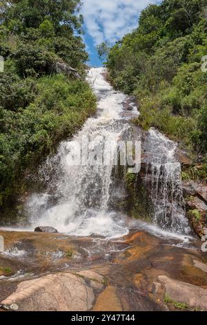 Mato Limpo Wasserfall. Natürliche Schönheit in den Bocaina Bergen (Serra da Bocaina). Cunha - Paraty Road. Ehemaliger goldener Pfad oder Königsstraße (Estrada Real) Stockfoto