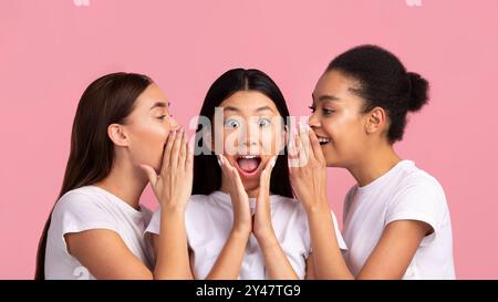 Drei Junge Frauen Teilen Klatschen Über Pink Background, Panorama Stockfoto