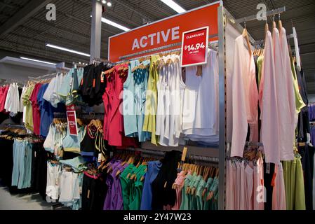 Aktive Kleidung für Frauen in einem Bekleidungsgeschäft mit Frühlingsmode für Frauen Stockfoto