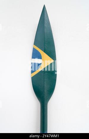 Paraty, Brasilien. Fischer Ruder traditionell aus der Stadt Paraty. Geschnitztes und bemaltes Holz mit brasilianischer Flagge. Lokales Kunsthandwerk. Stockfoto