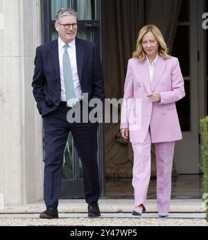 Rom, Italien. September 2024. Die italienische Premierministerin Giorgia Meloni (R) trifft sich am 16. September 2024 in der Villa Doria Pamphili in Rom mit dem britischen Premierminister Keir Starmer. Die beiden Staats- und Regierungschefs hielten eine Sitzung unter geschlossener Tür ab, bevor sie vor den Medien sprachen und über Einwanderung, den Konflikt zwischen Russland und der Ukraine, Energiepolitik, Wirtschaftswachstum, und die Beziehungen zwischen dem Vereinigten Königreich und der Europäischen Union nach dem Brexit. Quelle: Alberto Lingria/Xinhua/Alamy Live News Stockfoto