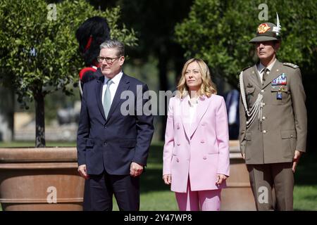 Rom, Italien. September 2024. Die italienische Premierministerin Giorgia Meloni (R, Front) begrüßt den britischen Premierminister Keir Starmer am 16. September 2024 in der Villa Doria Pamphili in Rom. Die beiden Staats- und Regierungschefs hielten eine Sitzung unter geschlossener Tür ab, bevor sie vor den Medien sprachen und über Einwanderung, den Konflikt zwischen Russland und der Ukraine, Energiepolitik, Wirtschaftswachstum, und die Beziehungen zwischen dem Vereinigten Königreich und der Europäischen Union nach dem Brexit. Quelle: Alberto Lingria/Xinhua/Alamy Live News Stockfoto