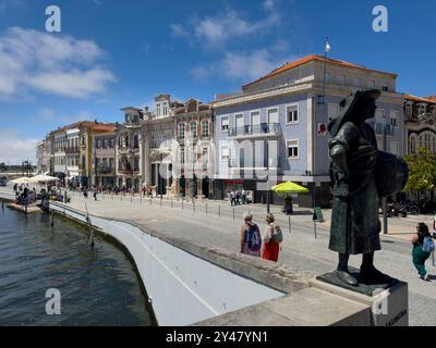 Aveiro, Portugal - 28. Mai 2024: Blick auf einen Kanal im unteren Teil der Stadt Aveiro, Portugal. Stockfoto