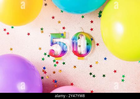 Vibrierende Party-Einrichtung: Rainbow Number 50 und Ballons Stockfoto
