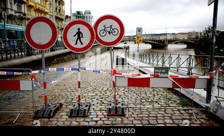 Prag, Tschechische Republik. September 2024. Am 16. September 2024 ist eine Straße aufgrund von Überschwemmungen entlang der Moldau in Prag, Tschechien, gesperrt. Mindestens drei Menschen seien tot und sieben weitere seien aufgrund von Überschwemmungen, die durch extreme Regenfälle in der Tschechischen Republik verursacht wurden, verschwunden, sagte die Polizei am Montag. Quelle: Dana Kesnerova/Xinhua/Alamy Live News Stockfoto