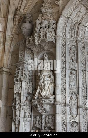 Statue von König D. Manuel I. von Portugal, geschützt durch den Heiligen Jerome, links vom Haupteingang des Klosters Jerónimos in Lissabon. Stockfoto