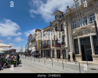 Aveiro, Portugal - 29. Mai 2024: Blick auf eine Straße in der Innenstadt der Stadt Aveiro mit wunderschönen Jugendstilgebäuden in Portugal. Stockfoto