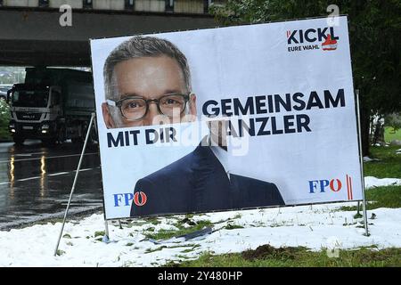 Nationalratswahl in Österreich 2024 ein beschädigtes Wahlplakat der FPÖ Freiheitliche Partei Österreichs - Herbert Kickl - mit der Aufschrift: Gemeinsam Kanzler am 16.09.2024 in Salzburg die 28. Nationalratswahl in Österreich wird am 29. September 2024 stattfinden. Der Nationalrat bildet die zweite Kammer des österreichischen Parlaments. Seit 1971 setzt er sich aus 183 Mitgliedern zusammen. Der Nationalrat ist das zentrale Organ der Bundesgesetzgebung in Österreich. Seine Zusammensetzung hat maßgeblichen Einfluss auf die Regierungsbildung und die Tagespolitik *** Nationalratswahl in Stockfoto