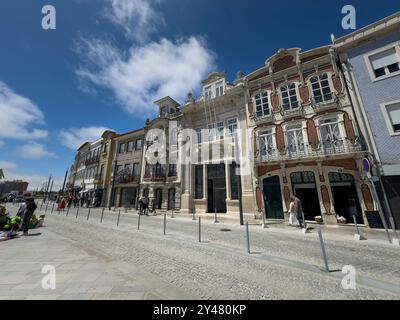 Aveiro, Portugal - 29. Mai 2024: Blick auf eine Straße in der Innenstadt der Stadt Aveiro mit wunderschönen Jugendstilgebäuden in Portugal. Stockfoto