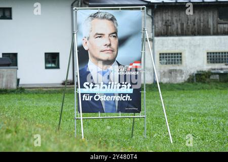 Nationalratswahl in Österreich 2024 ein Wahlplakat der ÖVP Österreichische Volkspartei - Bundeskanzler Karl Nehammer - mit der Aufschrift: Stabilität für Österreich. Am 16.09.2024 in Salzburg die 28. Nationalratswahl in Österreich wird am 29. September 2024 stattfinden. Der Nationalrat bildet die zweite Kammer des österreichischen Parlaments. Seit 1971 setzt er sich aus 183 Mitgliedern zusammen. Der Nationalrat ist das zentrale Organ der Bundesgesetzgebung in Österreich. Seine Zusammensetzung hat maßgeblichen Einfluss auf die Regierungsbildung und die Tagespolitik *** Nationalrat electi Stockfoto