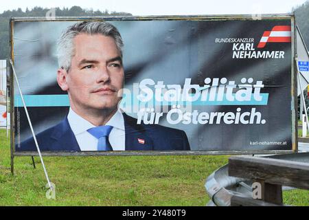 Nationalratswahl in Österreich 2024 ein Wahlplakat der ÖVP Österreichische Volkspartei - Bundeskanzler Karl Nehammer - mit der Aufschrift: Stabilität für Österreich. Am 16.09.2024 in Salzburg die 28. Nationalratswahl in Österreich wird am 29. September 2024 stattfinden. Der Nationalrat bildet die zweite Kammer des österreichischen Parlaments. Seit 1971 setzt er sich aus 183 Mitgliedern zusammen. Der Nationalrat ist das zentrale Organ der Bundesgesetzgebung in Österreich. Seine Zusammensetzung hat maßgeblichen Einfluss auf die Regierungsbildung und die Tagespolitik *** Nationalrat electi Stockfoto