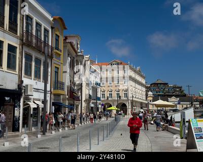 Aveiro, Portugal - 29. Mai 2024: Blick auf eine Straße in der Innenstadt von Aveiro, Portugal. Stockfoto