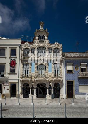 Aveiro, Portugal - 29. Mai 2024: Sehen Sie die Fassade eines wunderschönen Jugendstilgebäudes in der Stadt Aveiro, Portugal. Stockfoto