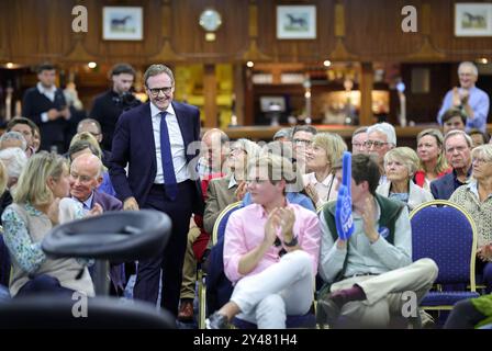 Haywards Heath, Großbritannien. September 2024. Image © lizenziert für Parsons Media. 16/09/2024. Haywards Heath, Großbritannien. Tom Tugendhat besucht Hustings in Haywards Heath. Tom Tugendhat, Abgeordneter der Konservativen Partei hoffnungsvoll, nimmt an einem Hustings auf dem South of England Showground in Haywards Heath Teil. Foto: andrew parsons/Alamy Live News Stockfoto