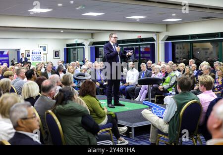 Haywards Heath, Großbritannien. September 2024. Image © lizenziert für Parsons Media. 16/09/2024. Haywards Heath, Großbritannien. Tom Tugendhat besucht Hustings in Haywards Heath. Tom Tugendhat, Abgeordneter der Konservativen Partei hoffnungsvoll, nimmt an einem Hustings auf dem South of England Showground in Haywards Heath Teil. Foto: andrew parsons/Alamy Live News Stockfoto