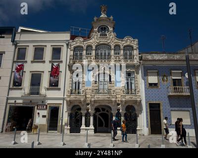 Aveiro, Portugal - 29. Mai 2024: Sehen Sie die Fassade eines wunderschönen Jugendstilgebäudes in der Stadt Aveiro, Portugal. Stockfoto