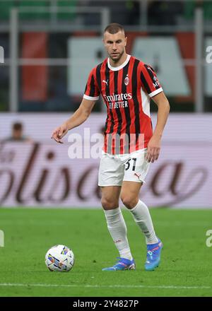 Mailand, Italien. September 2024. Strahinja Pavlovic vom AC Milan während des Spiels der Serie A in Giuseppe Meazza, Mailand. Der Bildnachweis sollte lauten: Jonathan Moscrop/Sportimage Credit: Sportimage Ltd/Alamy Live News Stockfoto