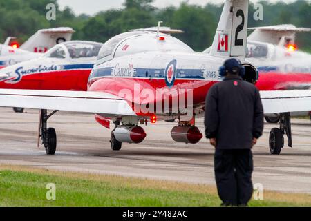 Die Royal Canadian Air Force (RCAF) Snowbirds demonstrieren auf einer Flugschau in St. Thomas, Ontario, Kanada. Stockfoto