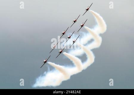 Das Royal Canadian Air Force (RCAF) Snowbirds Demonstration Team tritt auf einer Flugschau in St. Thomas, Ontario, Kanada auf. Stockfoto