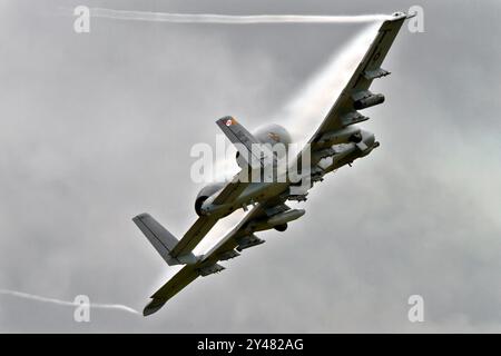 Eine A-10 Thunderbolt Lightning (Wart Hog) der United States Air Force, die 2011 auf einer Flugschau in St. Thomas, Ontario, Kanada, auftritt. Stockfoto