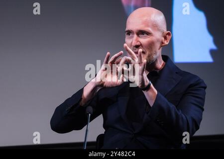 London, Großbritannien. September 2024. James Watkins auf der Bühne bei Mark Kermode in 3D. Foto von Julie Edwards./Alamy Live News Stockfoto