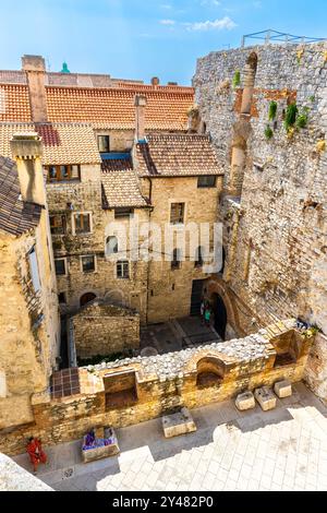 Seitenwand des Vestibüls des Diokletianpalastes aus dem 4. Jahrhundert und Häuser auf dem Palastgelände in Split, Kroatien Stockfoto