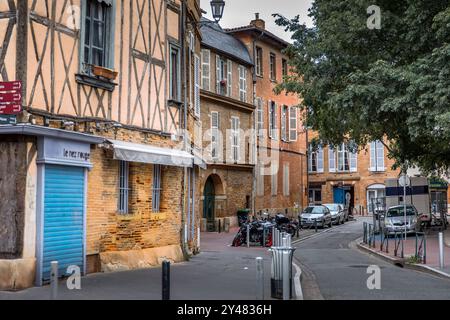 Toulouse, Frankreich - 8. September 2024: Typische malerische Gebäude, Architektur im Stadtteil Carmes in Toulouse Stockfoto