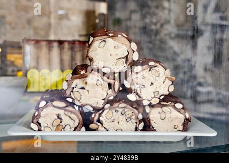 Weiße Schokoladen gerolltes Lokum (türkische Delikatesse) mit Mandeln aus World of Desserts, Split, Kroatien Stockfoto